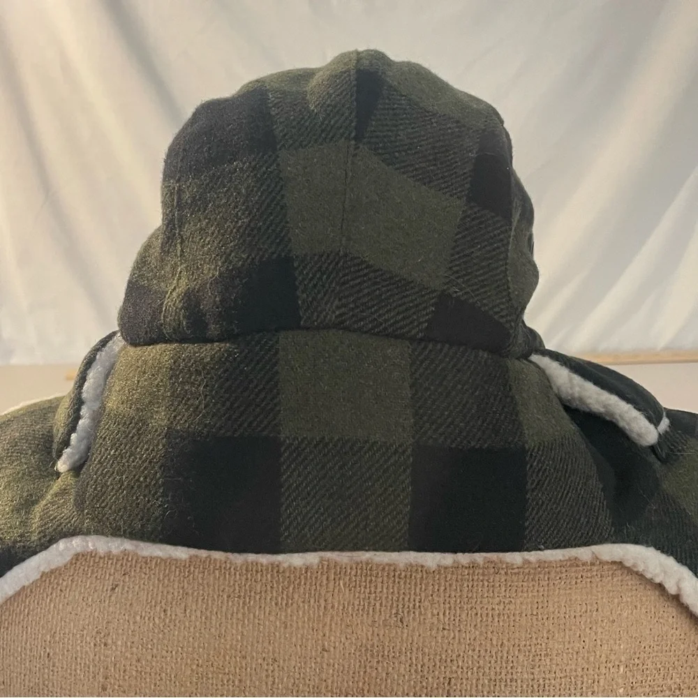 Cozy Kids Aviator Hat with Ear Flaps green & White  under neck snap size XL